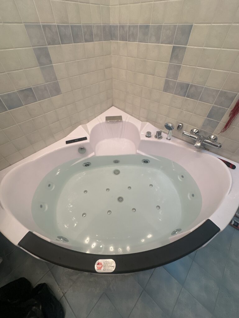 Montaż domowych spa i wanien z hydromasażem, zamów nasz montaż, dojedziemy szybko i z sprzętem do montażu w domu.