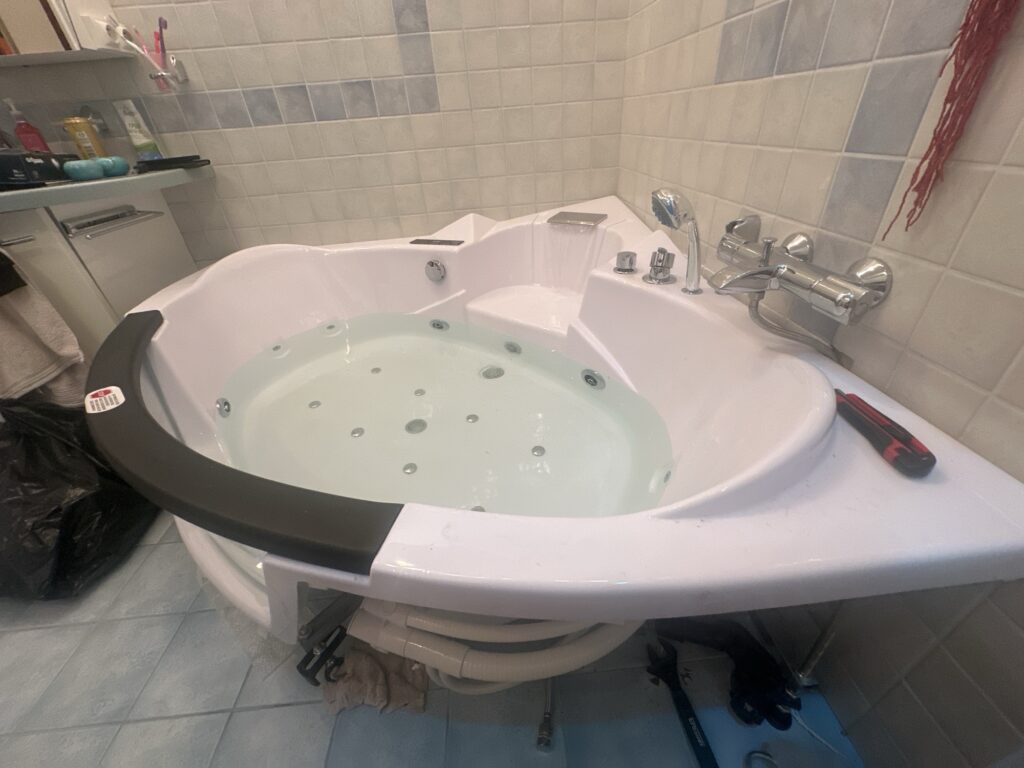 Zamontowane prowadzę Mobilny Serwis Warszawa. Zajmujemy się serwisem saun, jacuzzi, łaźni parowych i całego zaplecza SPA w Warszawie