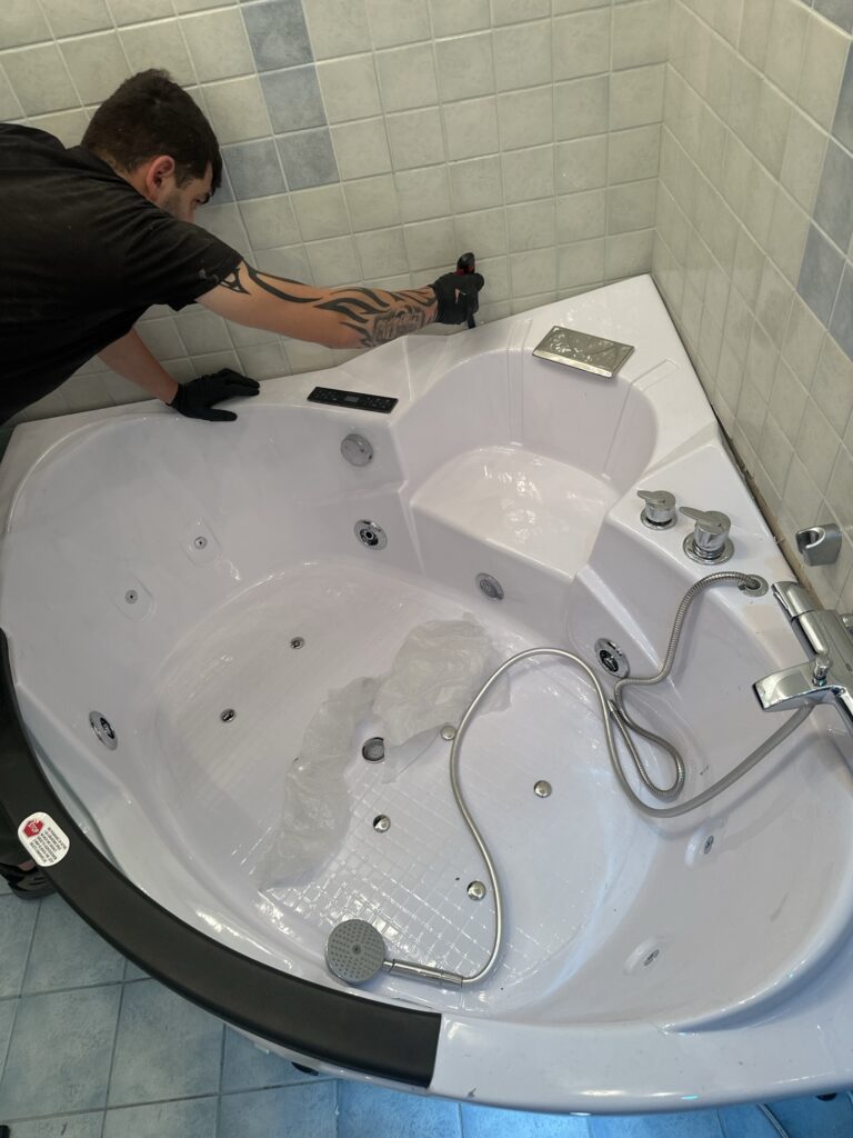 Montaż luksusowych wanien Spa i zwykłych, zamów naszego serwisanta z Warszawy, działamy szybko i konkretnie.