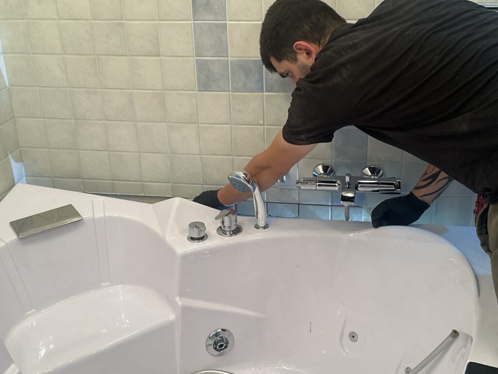 Klejenie odklejonych płytek przy wannie z hydromasażem, zamów naszego serwisanta z dojazdem do klienta w 24h.