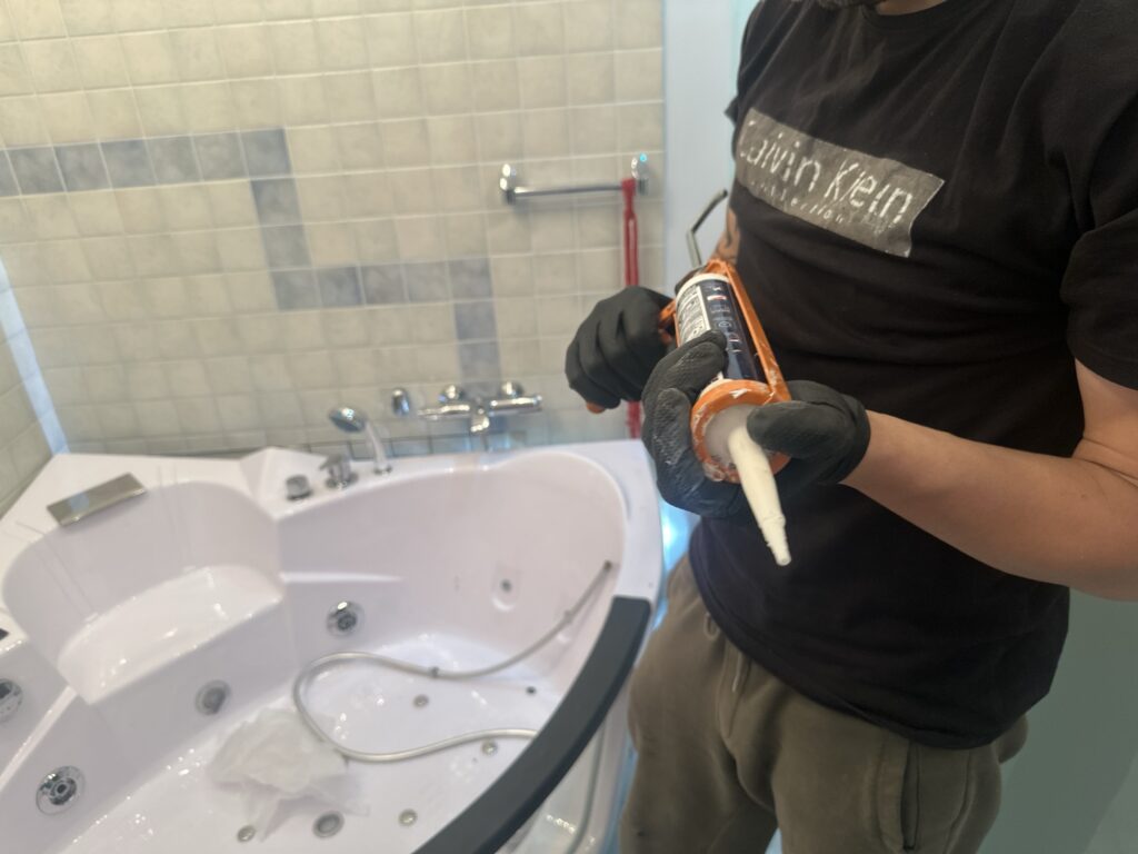 Klejenie odklejonych płytek przy wannie z hydromasażem, zamów naszego serwisanta z dojazdem do klienta w 24h.