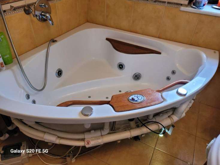 Zamów naszą obsługę serwisową do swojej wanny ze SPA, Jacuzzi, Baseny, Serwis i Naprawa w Warszawie i okolicy z dojazdem.