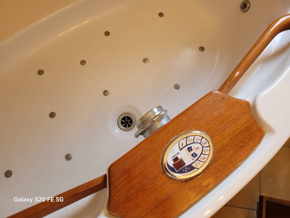 Zamów naszą obsługę serwisową do swojej wanny ze SPA, Jacuzzi, Baseny, Serwis i Naprawa w Warszawie i okolicy z dojazdem.