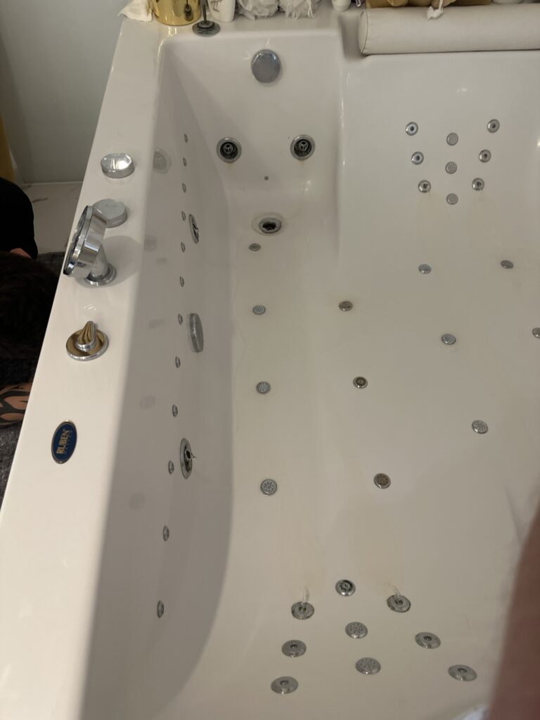 Montaż Sauny i jacuzzi, Jako specjaliści działamy na całym rynku w Warszawie, 24h/7 serwisant, Luksusowych wanien z masażem.